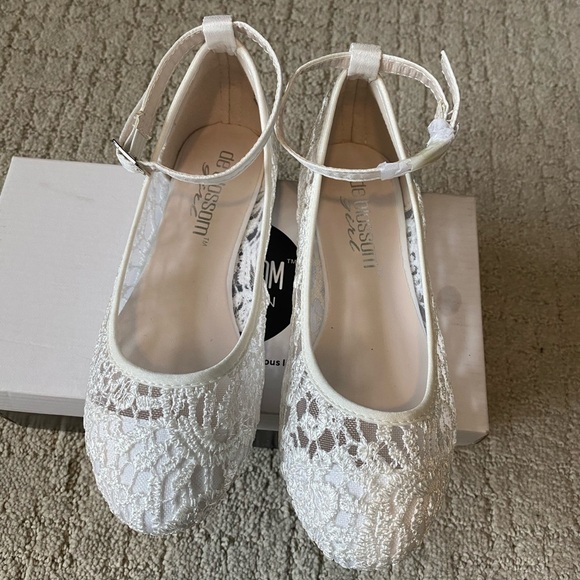 NEW David’s Bridal De Blossom Flower Girl Shoes White Lace Size 1 - Picture 3 of 7